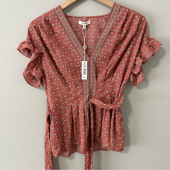NWT Max Studio Clay/Floral Ruffle Sleeves V-Neck Tie Side Blouse Size XS - Picture 8 of 13